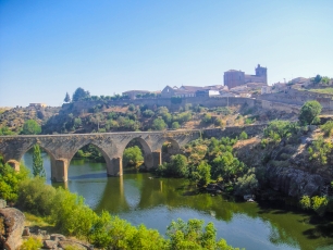 Vista general de Ledesma junto al Tormes: el río, el puente y la villa elevada permiten apreciar el emplazamiento que acompañó su historia defensiva.