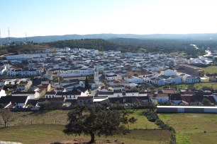 Panorámica de El Real de la Jara tomada desde el castillo. El caserío y el relieve de la Sierra Norte componen el escenario de esta historia.