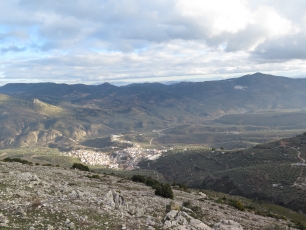 Bélmez de la Moraleda desde la Senda de las Fuentezuelas, con el núcleo al pie del relieve montañoso.