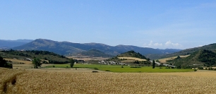 Panorámica del paisaje del Condado de Treviño, con el valle y las elevaciones que lo rodean.