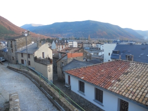 Vista del casco urbano de Biescas, extendido junto al río y al pie de las montañas.