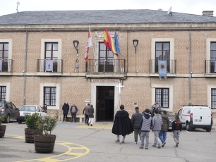 Casa consistorial de La Seca. La vista exterior contextualiza el pueblo cuyo patrimonio incluye numerosas bodegas excavadas, algunas superpuestas.