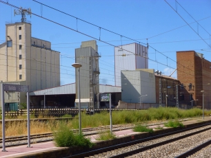 Vías e instalaciones junto a la estación de Binéfar. La llegada del ferrocarril en 1861 y la posterior transformación agrícola ligada al canal marcaron el desarrollo de la localidad.