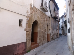 Una calle de la Calanda actual, cuyo núcleo urbano se formó con el progresivo asentamiento de casas a las faldas del castillo.