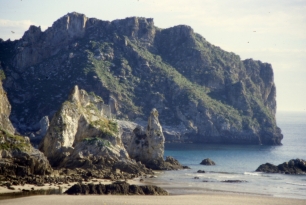 Un tramo rocoso de la costa de Ribadedeva. Los acantilados y las rías forman el borde marítimo del concejo.