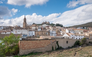 Vista de Arróniz desde las afueras, con el caserío y las lomas del entorno de la Solana.
