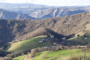 Laderas y poblamiento rural en Millara, en el concejo de Salas; una vista del contexto territorial, no de las cortas romanas.
