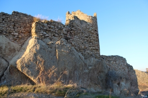 Esquina noreste del castillo del Berrueco, en Torredelcampo. El afloramiento rocoso queda visible bajo los muros de la fortificación.