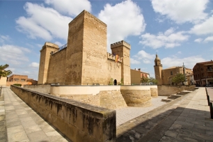 El castillo de Aguas Mansas ocupa el centro de Agoncillo y sirve de referencia para situar el recorrido por el municipio.