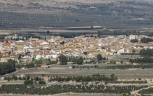 Beneixama vista desde la ermita de Sant Bartomeu del Camp de Mirra, con el caserío y los campos de la vega.