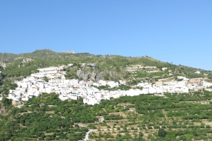 Panorámica de Otívar y del relieve montañoso que rodea el pueblo.