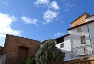 El Portal de Alcalá y la torre del castillo, en el casco histórico de Mora de Rubielos.