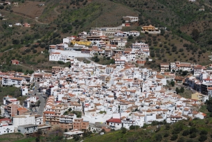 Vista de Arenas entre las laderas de la Axarquía, con el relieve montañoso que comparte con el cerro de Bentomiz.