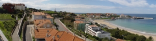 Panorámica de Comillas junto a la costa cantábrica: el núcleo urbano, las lomas y el mar en un mismo paisaje.