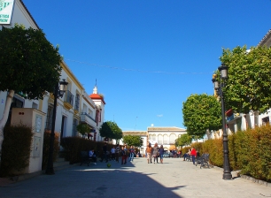 Vista de una plaza de Carrión de los Céspedes, en el entorno urbano donde se desarrolló la historia de sus templos.