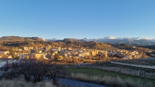 Beas de Granada desde la carretera GR-3107, con Sierra Nevada al fondo. En el término municipal nace el río Beas, afluente del Darro.