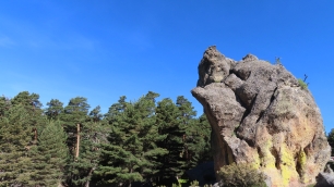 El roquedo de Castroviejo, en Duruelo de la Sierra, muestra el paisaje rocoso del municipio; no identifica el material concreto de la necrópolis.