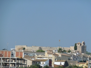 El castillo de Calafell corona el cerro donde se formó el núcleo medieval del pueblo.