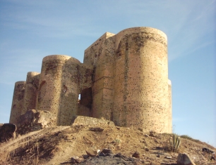 El castillo de Villalba de los Barros, cuya fábrica conserva la superposición de tapial y mampostería de piedra.