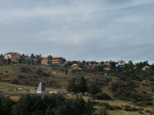 Vista de Santa María de la Alameda sobre una ladera de la sierra. El municipio reúne asentamientos situados a distintas alturas.