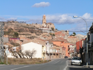 Vista de Corbera d’Ebre: el núcleo actual en primer plano y el Poble Vell en la parte alta.