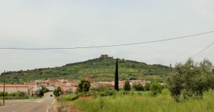 Panorámica de Salvatierra de los Barros, con el caserío extendido bajo el castillo y las lomas del entorno.