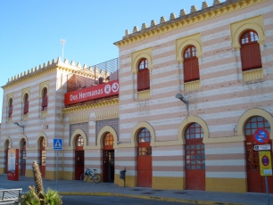 La fachada de la estación de Dos Hermanas ofrece una imagen actual de una ciudad conectada por corredores de transporte; el antiguo itinerario romano de Orippo seguía en buena parte el trazado de la actual carretera Nacional IV.