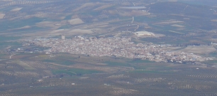 Peal de Becerro visto desde la Sierra de Cazorla, con la localidad rodeada por la campiña cultivada.