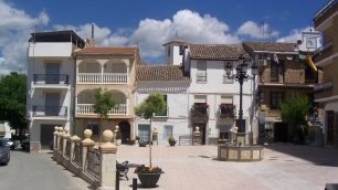 La Plaza de España de Benalúa de las Villas. El Cerro del Cántaro, donde se documentan restos de la Edad del Bronce, se encuentra al noreste del núcleo actual.