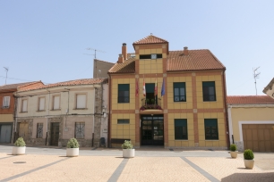 La casa consistorial de Santa Elena de Jamuz, en el centro del núcleo que conserva la memoria de los antiguos sistemas de riego.