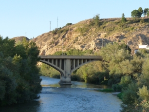 El Cinca bajo el Puente Grande de Fraga, junto a una ladera rocosa. El río modeló el valle cuyas tierras acogieron la huerta de la medina.