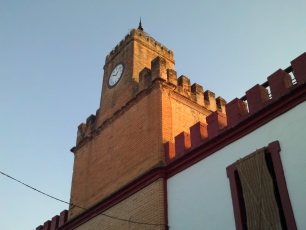 Torre del reloj de la hacienda de Villavelviestre, en Huévar del Aljarafe, un vestigio de la historia de las haciendas de la localidad.