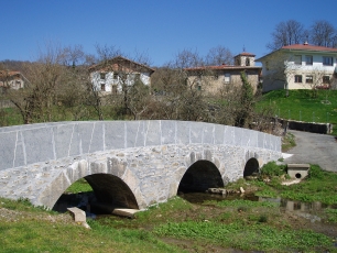 Puente de Abezia, con el pueblo al fondo. Una vista de uno de los núcleos que forman Urkabustaiz.
