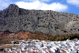 La sierra caliza de Abdalajís se eleva sobre el núcleo del municipio.
