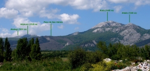 Las sierras de Altzania y Aitzkorri vistas desde Asparrena, sobre el paisaje de la Llanada.