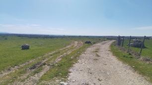Camino entre Trescasas y San Cristóbal de Segovia, en el paisaje municipal.