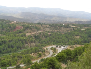 Macastre vista desde el Mirador del Castillo. El caserío ocupa el entorno del cerro y se abre hacia las lomas del término.