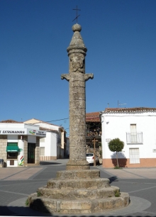 El rollo jurisdiccional se alza en la plaza de Torrecillas de la Tiesa, donde recuerda el pasado de la villa independiente.