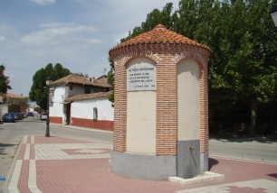 Monumento al pozo artesiano de La Pedraja de Portillo, referencia visible de la relación histórica de la localidad con el agua.