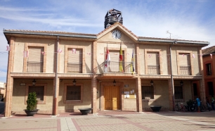 La casa consistorial de Navalmanzano sitúa el recorrido en el casco del pueblo, cuya historia local se desarrolló junto a los cursos del Malucas y el Polendos.