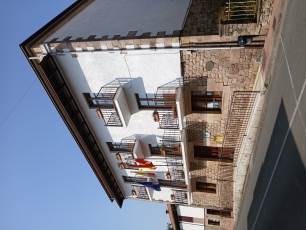 Casa consistorial de Molledo, en el núcleo que da nombre al municipio, dentro de la cuenca alta del Besaya.