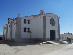 La iglesia parroquial de Santiago Apóstol, en Carcaboso, junto a la que se conservan miliarios romanos.