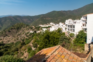 El caserío de Istán y las laderas que descienden hacia el paisaje de los valles del río Verde y del río Molinos.