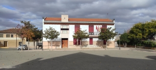 La casa consistorial y la plaza de Fontellas sitúan el relato en el núcleo actual de la localidad.