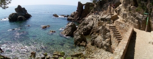 Rocas, entrantes y un camino junto al agua en el litoral de Lloret de Mar, marco de una historia marinera ligada a las formas de la costa.
