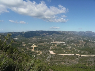 Panorámica de las laderas y el valle cultivado en el entorno de Ador.