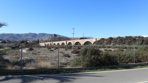 El puente de Rioja visto desde Marraque, en el paisaje abierto del valle. La obra del siglo XIX facilitó las comunicaciones durante la expansión económica ligada a la uva de Ohanes.