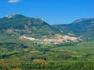 Orcera se extiende por el valle bajo las montañas de la Sierra de Segura.