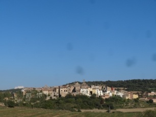 Vista de Isona i Conca Dellà, con las casas agrupadas frente al relieve de la cuenca.