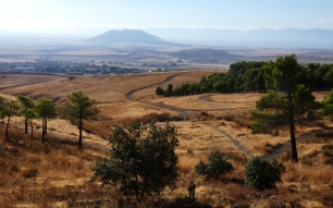 Vista desde la Sierra de Noez hacia la llanura y los relieves de los Montes de Toledo. La sierra que domina el pueblo es también el gran horizonte de esta historia.